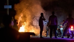 Un policía intenta apagar un incendio provocado durante una protesta ciudadana en  La Habana, Cuba, el 14 de mayo de 2026. Cubalex documentó 106 protestas populares en mayo. (Foto AP/Ramon Espinosa)