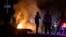 Un policía intenta apagar un incendio provocado durante una protesta ciudadana en  La Habana, Cuba, el 14 de mayo de 2026. Cubalex documentó 106 protestas populares en mayo. (Foto AP/Ramon Espinosa)