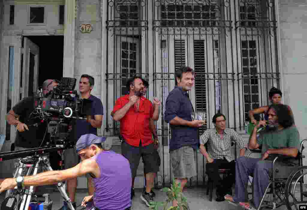 Los actores cubanos Jorge Perugorría (c), Jorge Martínez (2-d) y Luis Alberto García (d) durante el rodaje.