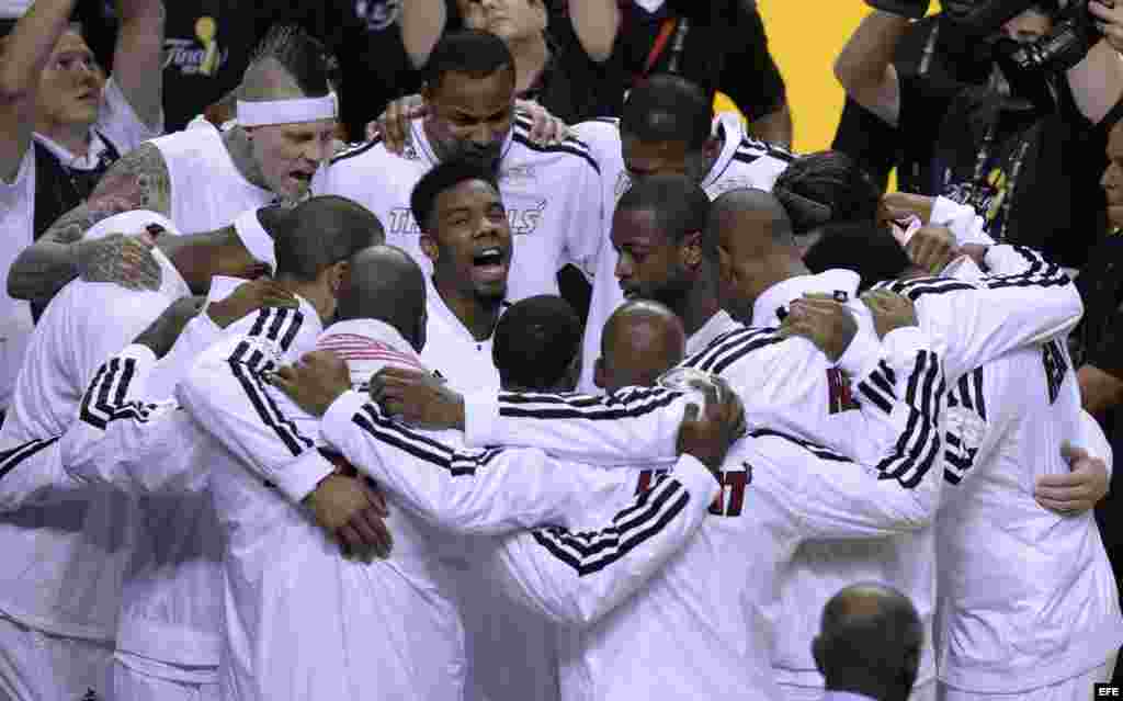 Jugadores de Heat hoy, jueves 20 de junio de 2013, antes del partido definitivo ante Spurs por la serie final de la NBA en el American Airlines de Miami, Florida (EE.UU.).