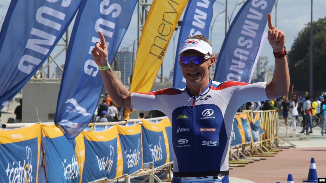 El checo Peter Vabrousek celebra tras ganar la medalla de bronce en el triatlón de La Habana el 13 de febrero de 2016.