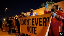Protesta en apoyo del conteo de todos los votos en Nevada, frente al Departamento de Elecciones del Condado de Clark, en Las Vegas. (AP / John Locher)