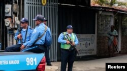 La policía custodia las calles de Managua durante el paro nacional convocado por la oposición. 