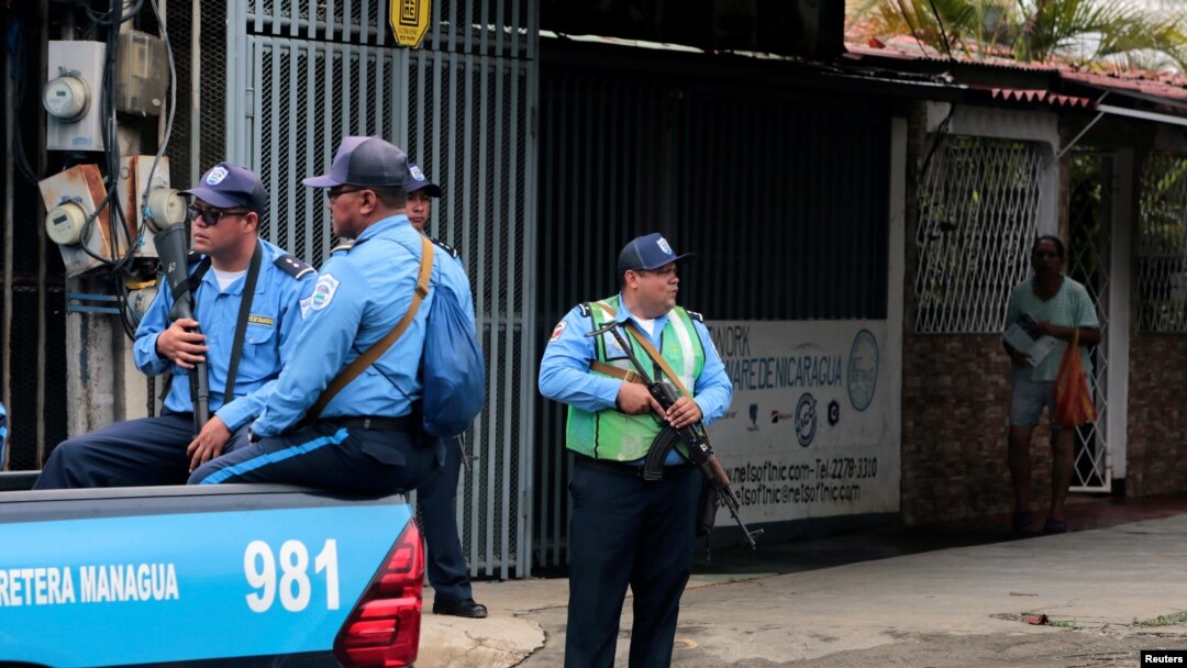 La policía custodia las calles de Managua durante el paro nacional convocado por la oposición. 