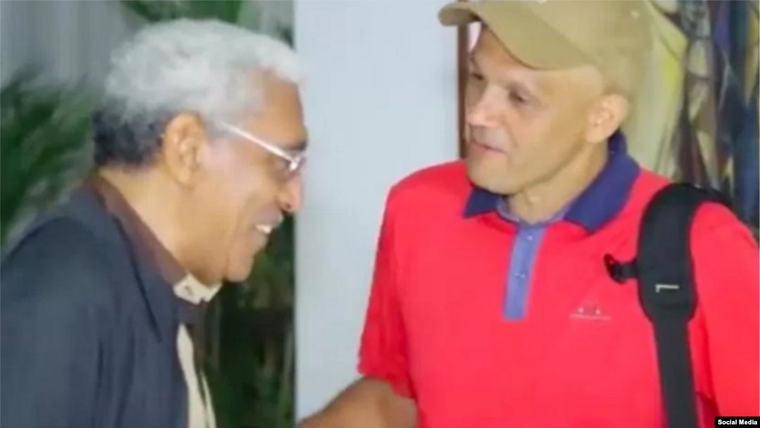 Alias "El Paisa" en La Habana (d). Foto: Fuerzas Armadas Revolucionarias de Colombia.