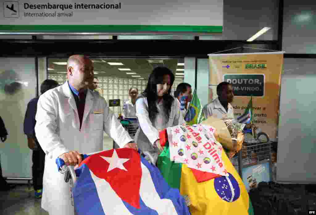 BRA303. BRASILIA (BRASIL), 24/08/2013.- Médicos cubanos llegan hoy, sábado 24 de agosto de 2013, al aeropuerto de Brasilia. La presidenta brasileña, Dilma Rousseff, anunció a inicios de julio pasado un programa para incorporar médicos extranjeros a la san