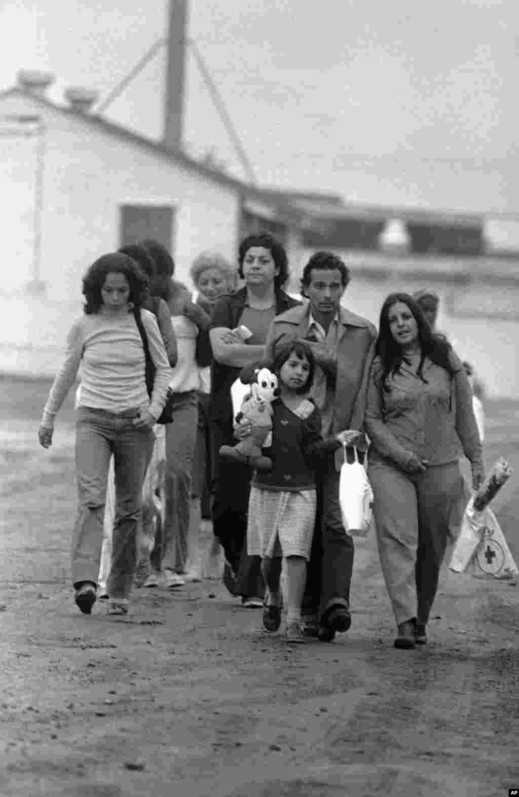 Una familia cubana enviada a Harrisburg, Pennsylvania. De los 125.000 cubanos que llegaron en 1980, unos 100.000 se quedaron en Miami, otros fueron ubicados en otros estados.