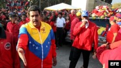 ¿Zapatos demasiado grandes?: Sin el carisma ni la estatura de Chávez, y en medio de inflación, escasez y otros entuertos domésticos, Maduro podría verse presionado a reducir la ayuda al exterior.