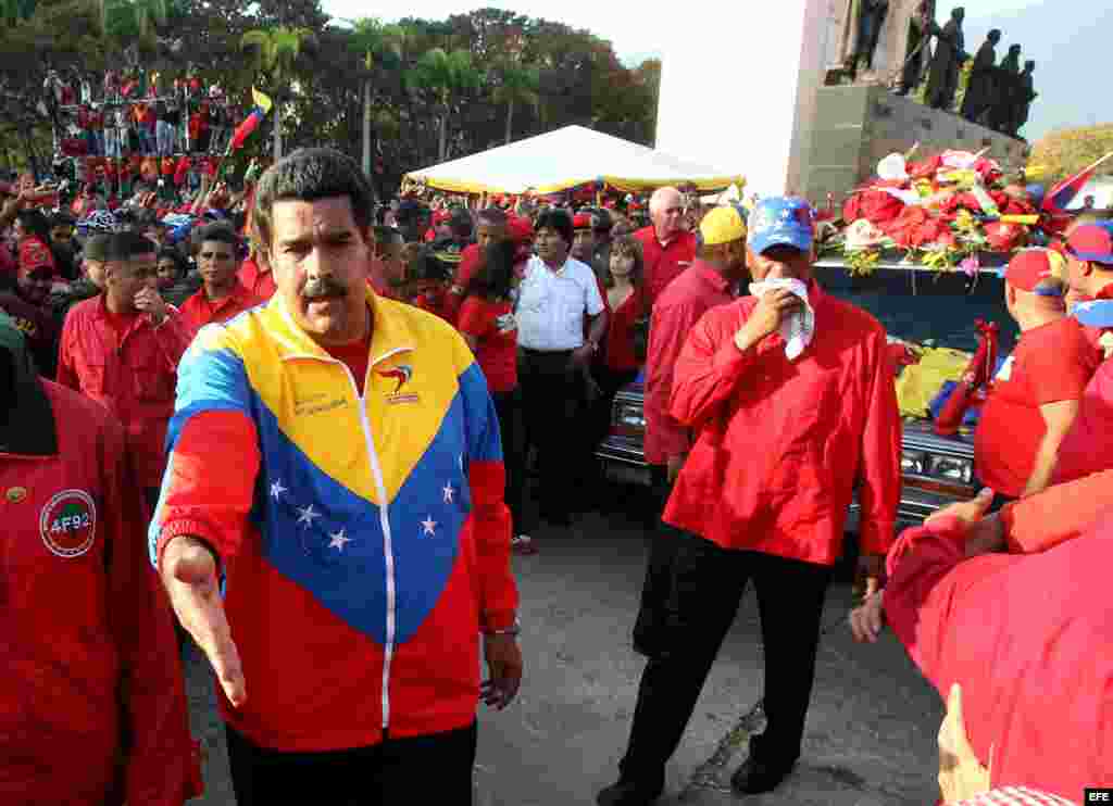 ¿Zapatos demasiado grandes? Sin el carisma ni la estatura de Chávez, y en medio de inflación, devaluaciones de moneda y otros entuertos domésticos, Nicolás Maduro podría verse presionado a reducir la "generosa" ayuda al exterior