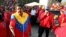 ¿Zapatos demasiado grandes?: Sin el carisma ni la estatura de Chávez, y en medio de inflación, escasez y otros entuertos domésticos, Maduro podría verse presionado a reducir la ayuda al exterior.