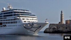 El buque Adonia de la compañía Fathom, filial de la empresa Carnival, a su llegada el lunes, 2 de mayo de 2016, a La Habana (Cuba).