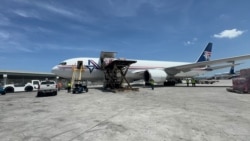 Avión estadounidense es cargado en Miami para enviar l primera carga de ayuda para damnificados por terremotos en Venezuela. (OCB)