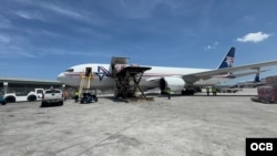 Avión estadounidense es cargado en Miami para enviar l primera carga de ayuda para damnificados por terremotos en Venezuela. (OCB)
