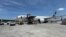 Avión estadounidense es cargado en Miami para enviar l primera carga de ayuda para damnificados por terremotos en Venezuela. (OCB)