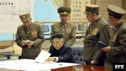 El gobernante norcoreano Kim Jong Un se reúne con oficiales para ordenar que esté listo el arsenal de cohetes. (Foto: Archivo)