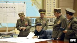  Foto de archivo del dictador norcoreano, Kim Jong-un (c) mientras mantiene un gabinete de crisis con varios oficiales norcoreanos para ordenar que esté listo el arsenal de cohetes. 