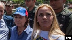 Mitzi Capriles, esposa del alcalde mayor de Caracas, Antonio Ledezma, y Lilian Tintori, esposa del dirigente opositor Leopoldo Lopez.