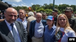El senador uruguayo Pablo Nieres; los senadores españoles Ander Gil y Dionisio Garcia; Mitzi Capriles, esposa del alcalde mayor de Caracas Antonio Ledezma; y Lilian Tintori, esposa del dirigente opositor Leopoldo López (i-d).