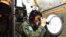 Un soldado que participa en la búsqueda del avión desaparecido de la aerolínea Malaysia Airlanes.