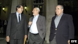 En esta foto histórica los opositores Oswaldo Payá, Vladimiro Roca Antúnez y Elizardo Sánchez salen de un encuentro en la embajada española.