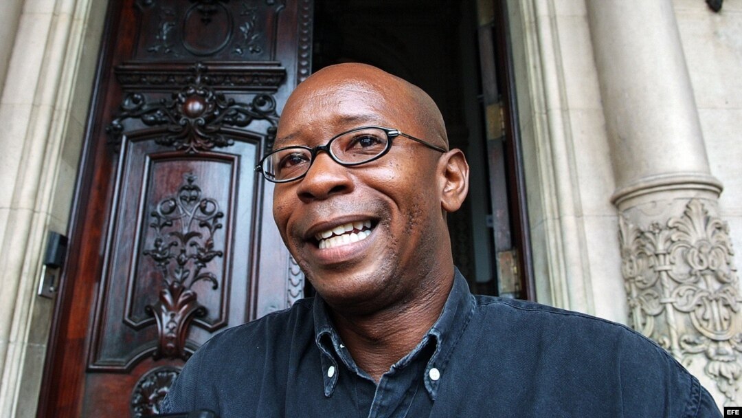 HAB11-LA HABANA-(CUBA)-06/01/05.- El opositor cubano Manuel Cuesta Morúa conversa hoy, jueves 6 de octubre, con la prensa a las afueras de la embajada de España en La Habana, Cuba. EFE/Alejandro Ernesto