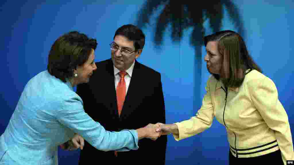 - El canciller cubano, Bruno Rodríguez (c), la líder de la minoría demócrata en la Cámara de Representantes de Estados Unidos, Nancy Pelosi (i), quien encabeza una delegación de congresistas de visita oficial.