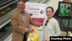 El cineasta Roberto Trobajo Hernández recibiendo donaciones de la población colombiana.