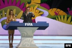 El secretario general de la Fifa Jerome Valcke, muestra el nombre de México hoy, viernes 6 de diciembre de 2013, durante el sorteo del Mundial de Fútbol Brasil 2014 en Costa do Sauipe, Bahia (Brasil).