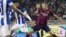 Delantero mexicano de la Real Sociedad Carlos Vela (i) lucha un balón con Andrés Iniesta.
