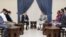 Fotografía cedida por la agencia siria de noticias SANA que muestra al presidente sirio, Bachar al Assad (c-izda.) durante la reunión que mantuvo con una delegación estadounidense encabezada por el ex fiscal general Ramsey Clark (c-dcha.) en Damasco, Siri