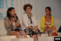 Panel The Offline net: Cuban distribution network.. De izq. a der. Yaima Pardo, Regina Coyula y Marianela Leiva.
