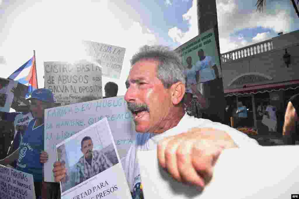 El cubano Eduardo Prieto grita consignas durante una vigilia realizada hoy, miércoles 27 de julio 2016, frente al Restaurante Versailles en Miami, Florida.