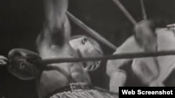Benny "Kid" Paret, derumbado en el ring, camino a la muerte el 24 de marzo de 1962 en el Madison Square Garden. 