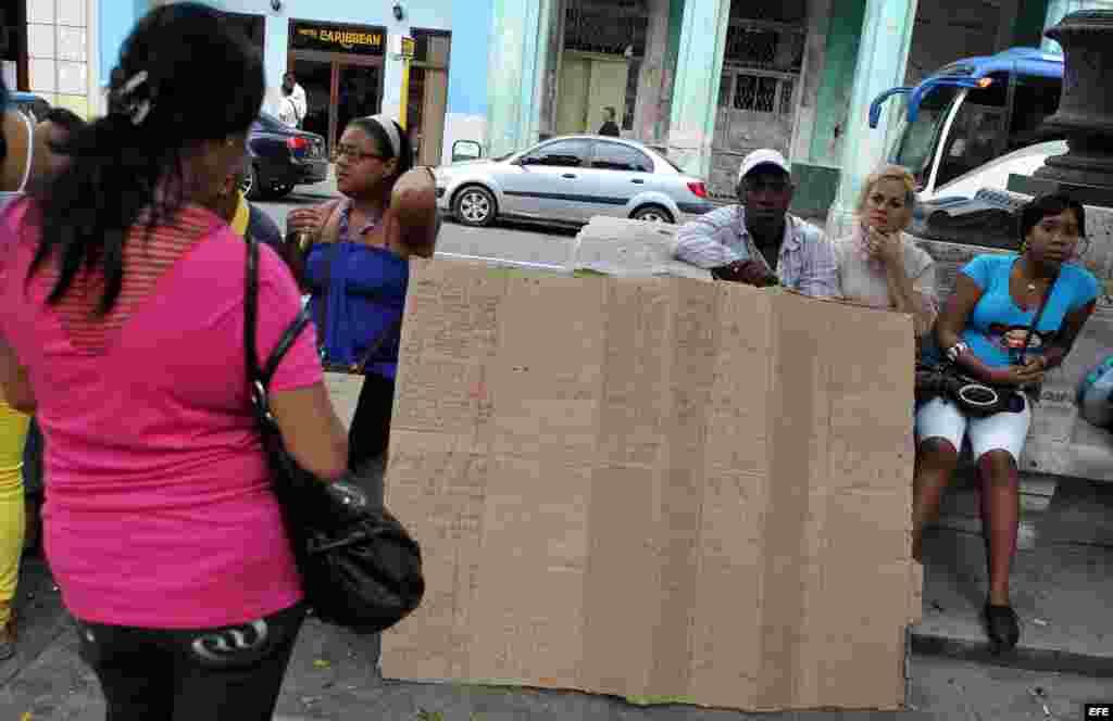 En el Paseo del Prado de La Habana, donde desde hace a&ntilde;os existe una especie de &quot;foro&quot; espont&aacute;neo para el negocio inmobiliario, y al que siguen acudiendo personas interesadas en permutar, vender o comprar casas.