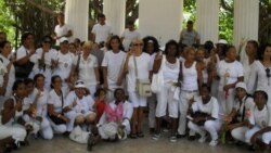 Más de un centenar de Damas de Blanco a misa en todo el país