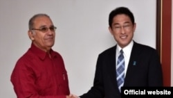 Canciller de Japón con el presidente de CubaBioFarm, Carlos Gutiérrez