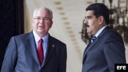  El mandatario venezolano, Nicolás Maduro junto a Rafael Ramírez. 
