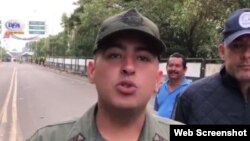 Uno de los militares de la Guardia Nacional de Venezuela que desertaron este sábado 23 de febrero de 2019.