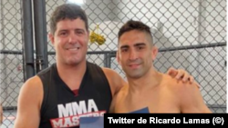 El luchador cubanoamericano de MMA, Ricardo Lamas (derecha), y su sensei Daniel Valverde (izquierda). Imagen de la cuenta de Twitter de Lamas.