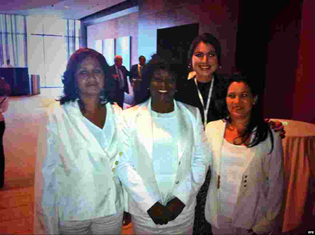 Berta Soler, al centro, posa entre dos Damas de Blanco, con la periodista Vanessa Ruiz al fondo.