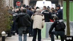 La policía bloquea las calles próximas a las oficinas del semanario satírico francés "Charlie Hebdo" tras ataque terrorista.