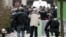 La policía bloquea las calles próximas a las oficinas del semanario satírico francés "Charlie Hebdo" tras ataque terrorista.