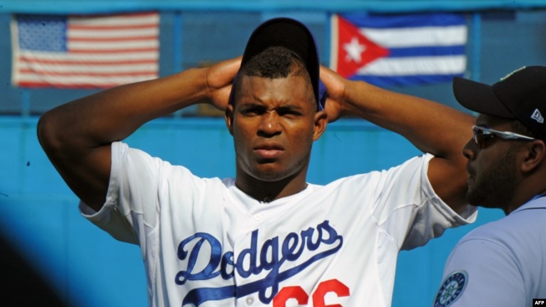 Yasiel Puig durante una sesión de entrenamiento de béisbol infantil en el Estadio Latinoamericano, La Habana, en diciembre de 2015.