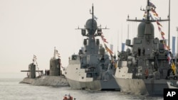Submarinos y buques de guerra rusos en la Estación Marina de San Petersburgo, en junio de 2021. (Foto AP/Dmitri Lovetsky/Archivo)