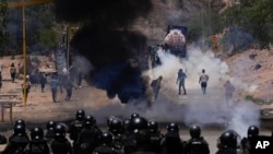 La policía lanza gases lacrimógenos para dispersar a los partidarios del expresidente Evo Morales, en Parotani, Bolivia, el 1 de noviembre de 2024. (Foto AP/Juan Karita)