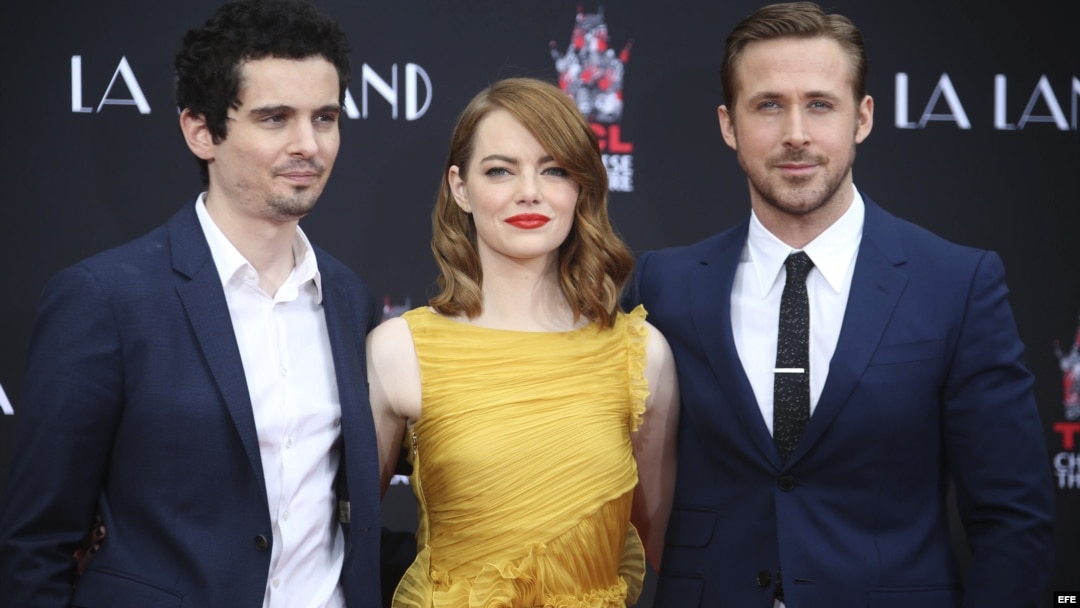 Foto de archivo tomada el 15 de mayo de 2015 del director de cine Damien Chazelle (izq) y los actores Emma Stone (c) y Ryan Gosling durante la ceremonia de impresión de huellas en el Teatro Chino TCL en Hollywood (Estados Unidos). La cinta "La La Land" ha