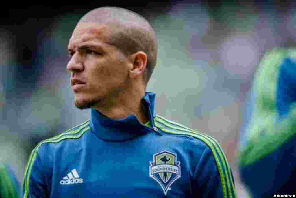 Osvaldo "Ozzie"Alonso (San Cristóbal, 1985), juega actualmente con el club Seattle Sounders FC en las Grandes Ligas del Fútbol estadounidense, donde fue seleccionado el Jugador Más Valioso del equipo en 2010 y 2011.