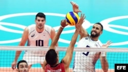 Osmany Juantorena (d) en acción frente al equipo de voleibol de EEUU.