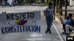 Opositores cortan vías en Venezuela para rechazar el cambio de Constitución.