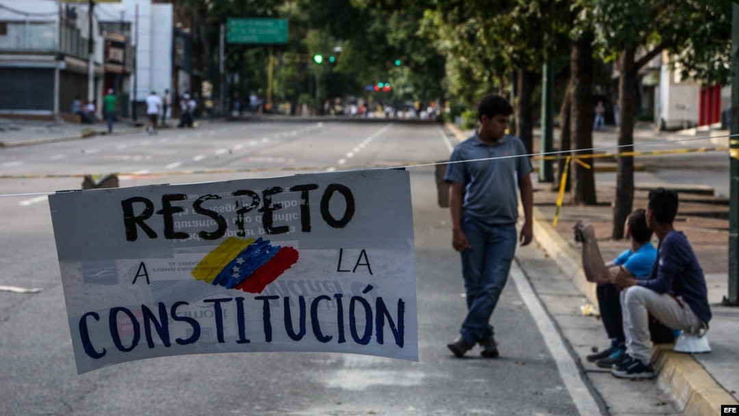 Opositores cortan vías en Venezuela para rechazar el cambio de Constitución